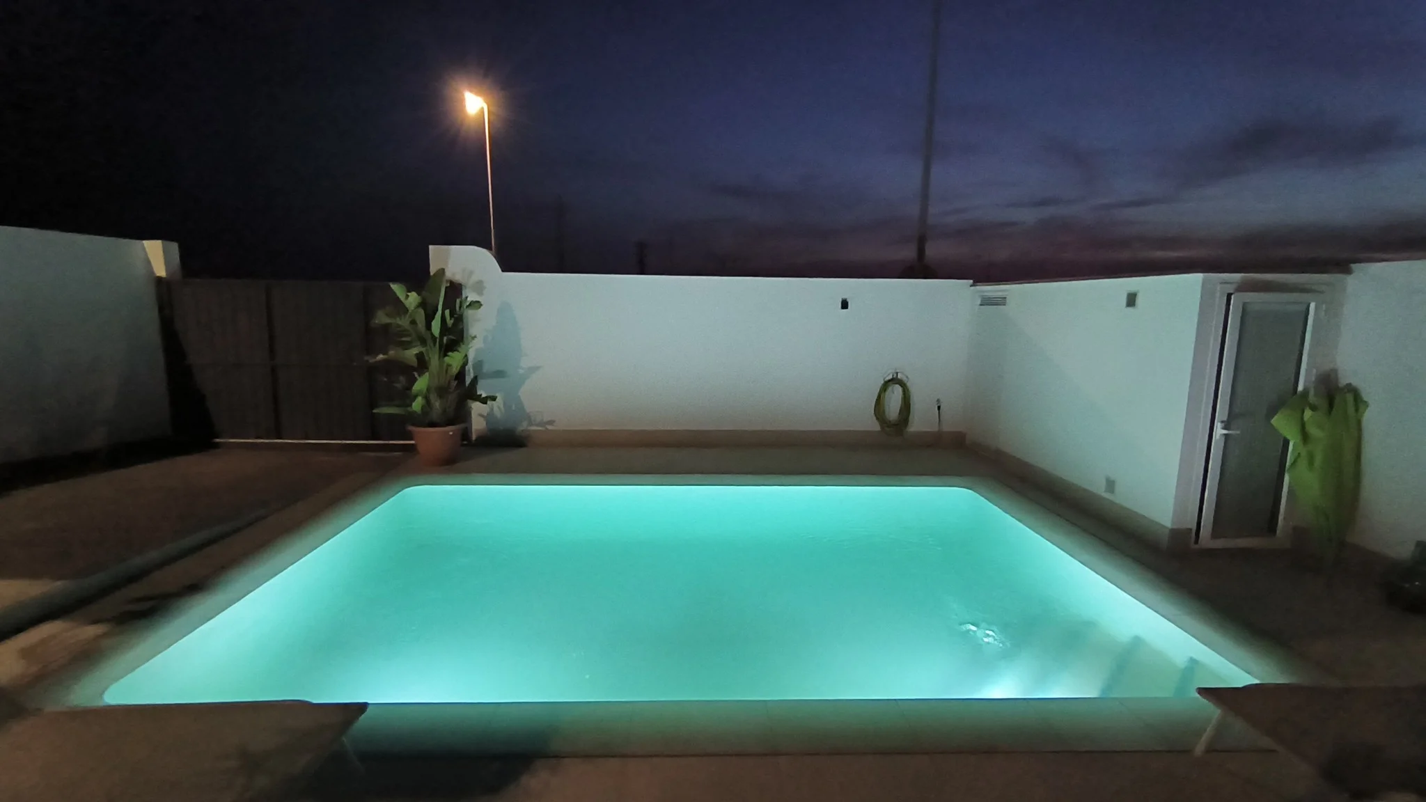 Piscina iluminada de noche